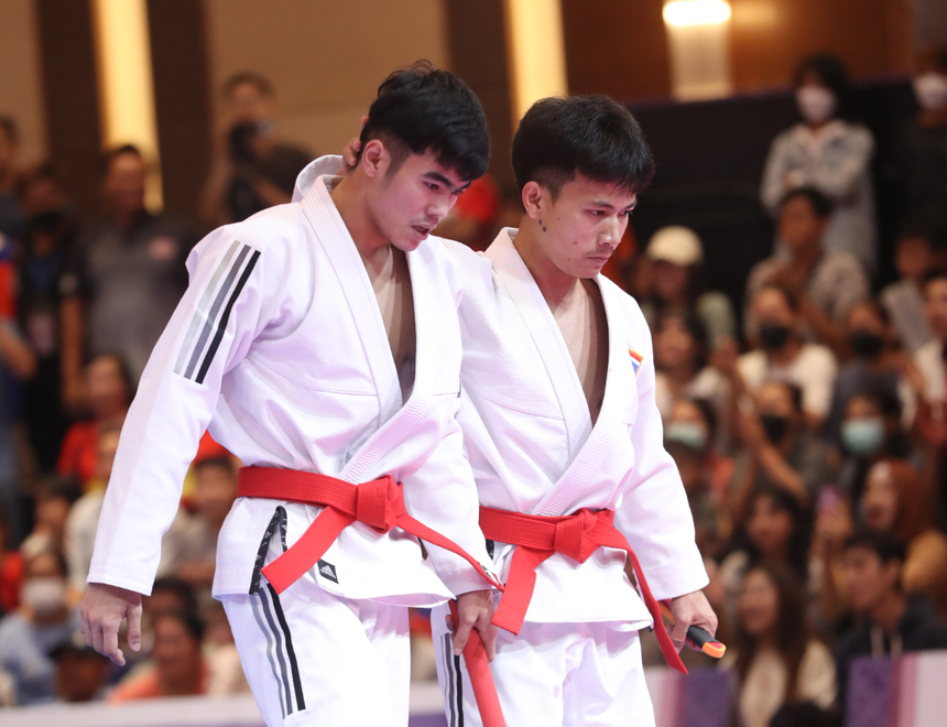 VĐV bật khóc nức nở vì thua chủ nhà Campuchia ở nội dung vừa vô địch châu Á: Tôi không hiểu nổi bảng điểm - Ảnh 3. VĐV bật khóc nức nở vì thua chủ nhà Campuchia ở nội dung vừa vô địch châu Á: Tôi không hiểu nổi bảng điểm - Ảnh 3.