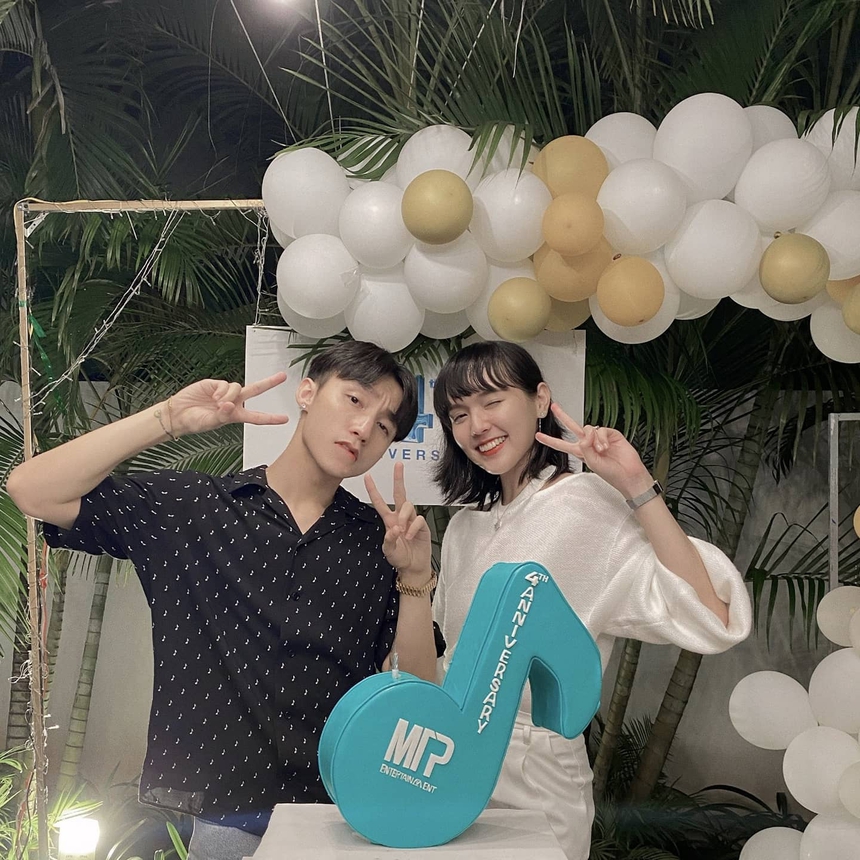 Sơn Tùng tái xuất nhưng không quên khoe 1 món đồ đôi quen thuộc với 'nàng thơ' Hải Tú? - Ảnh 8. Sơn Tùng tái xuất nhưng không quên khoe 1 món đồ đôi quen thuộc với 'nàng thơ' Hải Tú? - Ảnh 8.