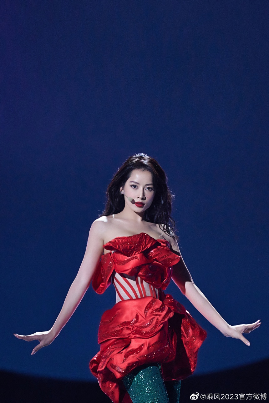 Cư dân mạng Trung nói gì về màn trình diễn của Chi Pu tại 'Đạp gió 2023'? - Ảnh 4.