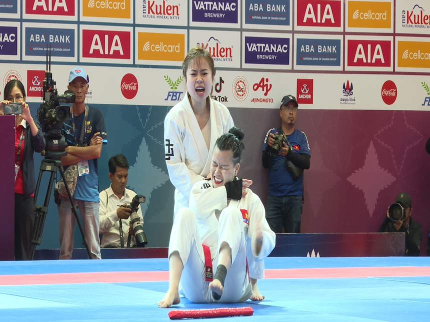 Hai cô gái Việt gây sốt khi mang nón quai thao, khăn mỏ quạ vào trình diễn, giành luôn huy chương ở SEA Games - Ảnh 3.