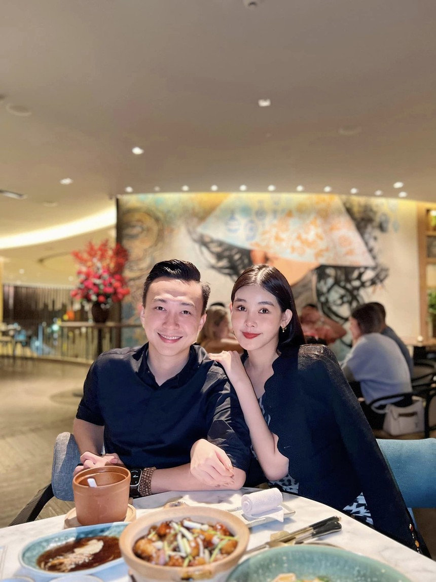 Chồng là MC điển trai lấy vợ Hoa hậu: Cưng vợ hơn trứng mỏng, ánh mắt âu yếm đủ nói lên tất cả - Ảnh 1. Chồng là MC điển trai lấy vợ Hoa hậu: Cưng vợ hơn trứng mỏng, ánh mắt âu yếm đủ nói lên tất cả - Ảnh 1.