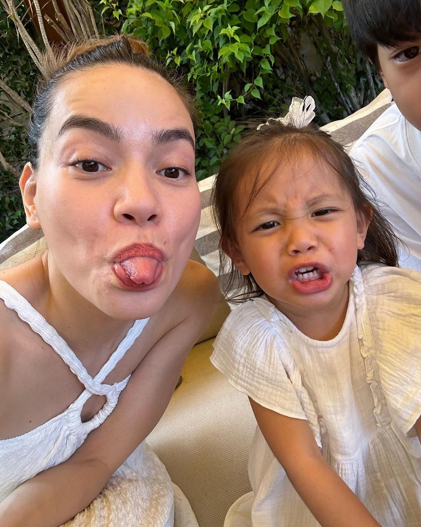 Bắt gặp Hà Hồ đi công viên cùng nhóc tỳ song sinh, nhan sắc mẹ bỉm qua 'cam thường' thành tâm điểm - Ảnh 7. Bắt gặp Hà Hồ đi công viên cùng nhóc tỳ song sinh, nhan sắc mẹ bỉm qua 'cam thường' thành tâm điểm - Ảnh 7.