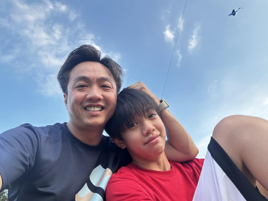 Đi trốn cùng nhau, Subeo khiến netizen "há hốc" khi có thể cõng Cường Đô La nhẹ bẫng trên lưng, dù chỉ là chi tiết nhỏ nhưng cũng thấy Subeo là một đứa trẻ hạnh phúc! - Ảnh 1.