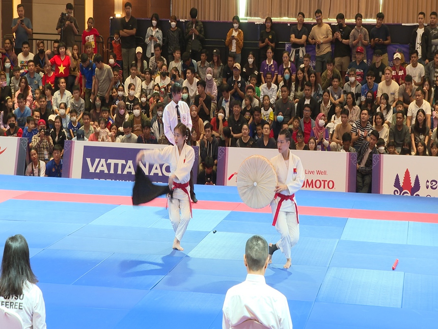 Hai cô gái Việt gây sốt khi mang nón quai thao, khăn mỏ quạ vào trình diễn, giành luôn huy chương ở SEA Games - Ảnh 2.