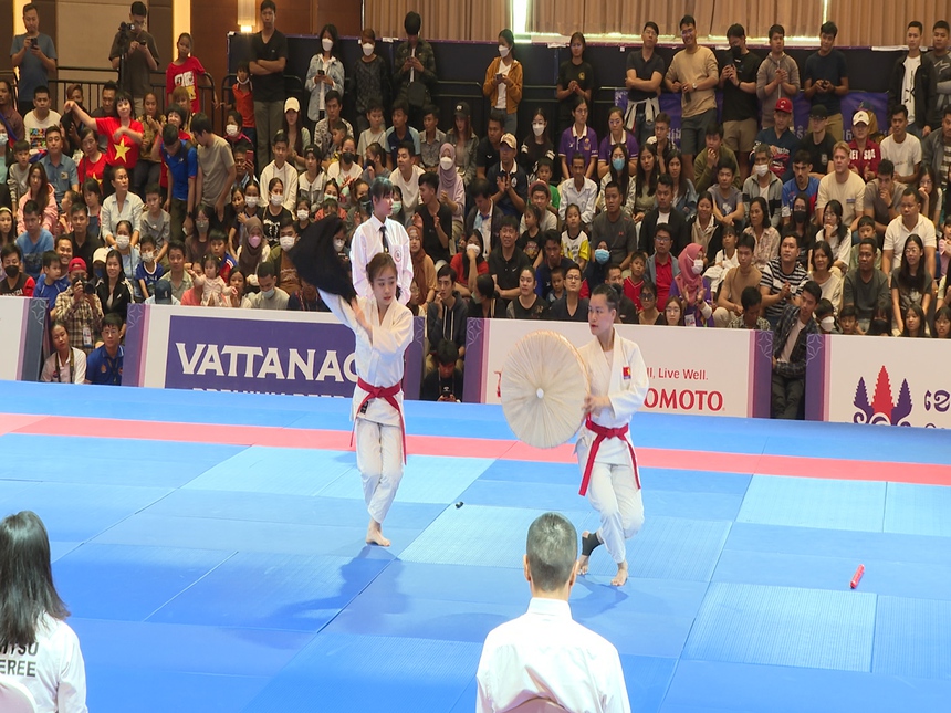 Hai cô gái Việt gây sốt khi mang nón quai thao, khăn mỏ quạ vào trình diễn, giành luôn huy chương ở SEA Games - Ảnh 1.