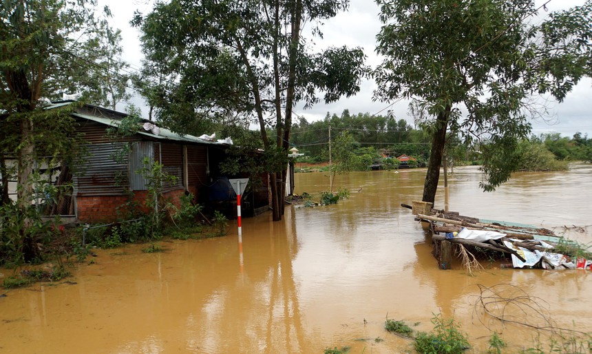 Các tỉnh, thành phố ven biển chủ động ứng phó với diễn biến của áp thấp nhiệt đới - Ảnh 1.