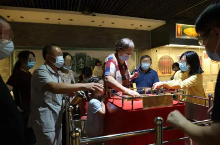 Kích cầu du lịch 'kiểu Trung Quốc': Thỏi vàng nặng 25 kg trị giá 34 tỷ VNĐ sẽ thuộc về du khách nếu hoàn thành thử thách 'tưởng dễ mà khó không tưởng' - Ảnh 2.