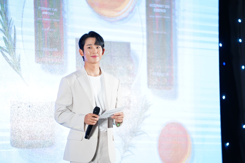 Jung Hae In đây rồi: Đẹp hoàn hảo trong mọi góc độ, nụ cười ngọt ngào đốn trọn trái tim fan - Ảnh 7.