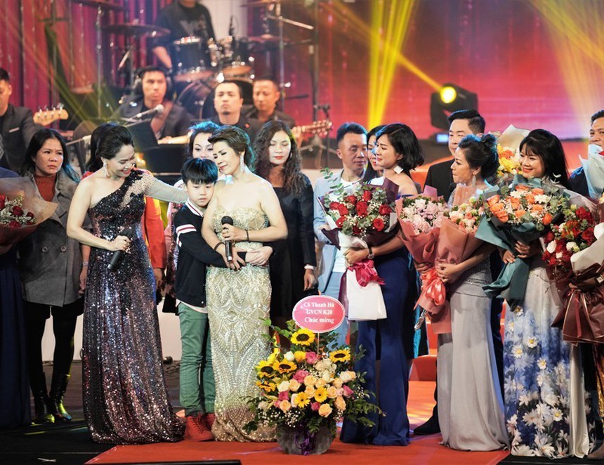 NSƯT Hồng Vy: Giọng nữ cao đầy kỹ thuật nhưng khiêm tốn, chuẩn mực và biệt tài riêng - Ảnh 2.