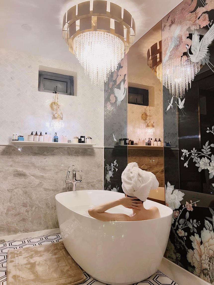 Biệt thự gần 600m2 của ca sĩ Lệ Quyên: Nội thất sang trọng xa hoa, từng gây sốc khi tiết lộ 3,6 tỷ chỉ mua được cổng nhà  - Ảnh 7.