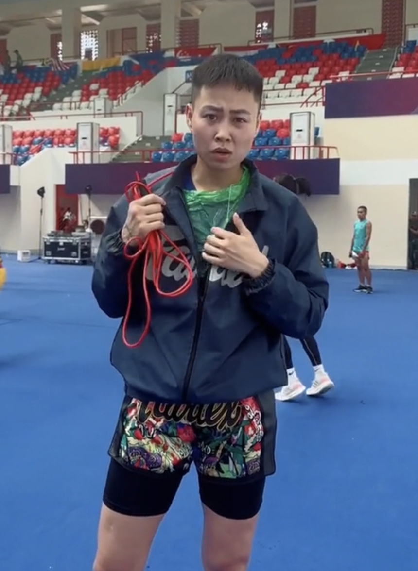 VĐV Việt Nam mồ hôi chảy ròng vì ép cân, hé lộ trang phục độc lạ khi tham dự Kun Khmer tại SEA Games 32 - Ảnh 3.