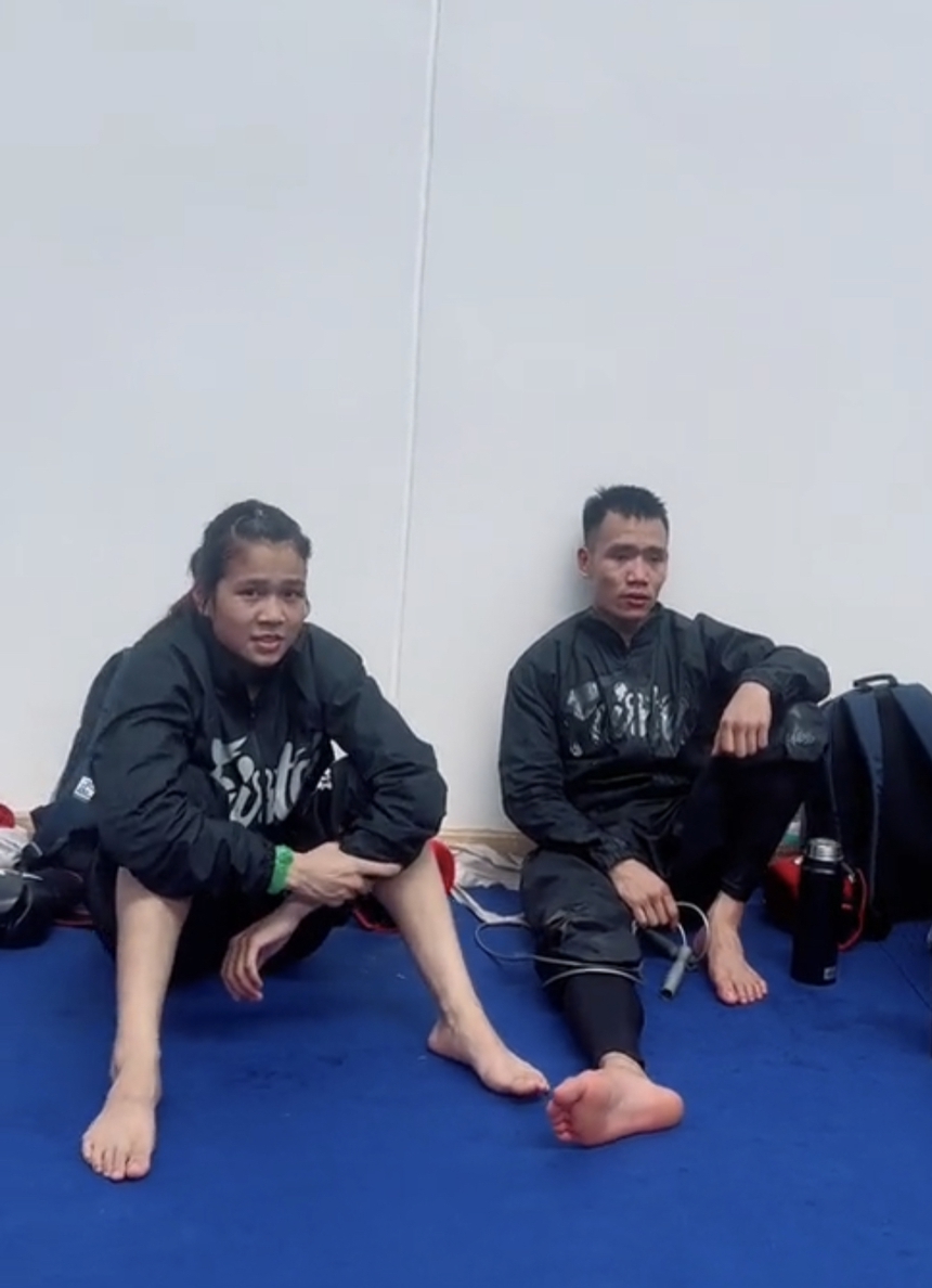 VĐV Việt Nam mồ hôi chảy ròng vì ép cân, hé lộ trang phục độc lạ khi tham dự Kun Khmer tại SEA Games 32 - Ảnh 5.