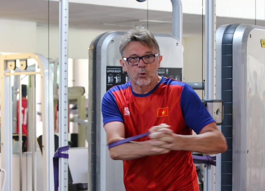 Cầu thủ U22 Việt Nam méo mặt tập thể lực chuẩn bị đấu U22 Malaysia - Ảnh 5.