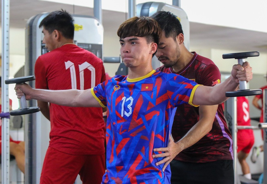 Cầu thủ U22 Việt Nam méo mặt tập thể lực chuẩn bị đấu U22 Malaysia - Ảnh 3.