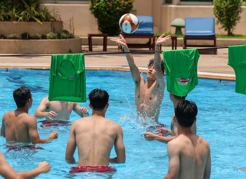 Cầu thủ U22 Việt Nam méo mặt tập thể lực chuẩn bị đấu U22 Malaysia - Ảnh 8.