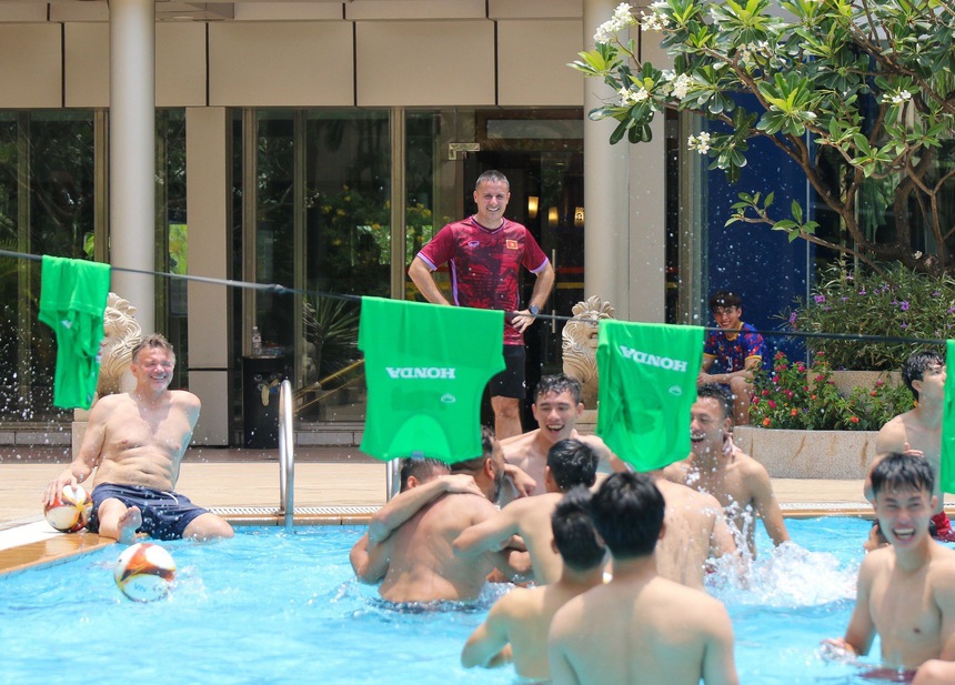 Cầu thủ U22 Việt Nam méo mặt tập thể lực chuẩn bị đấu U22 Malaysia - Ảnh 7.