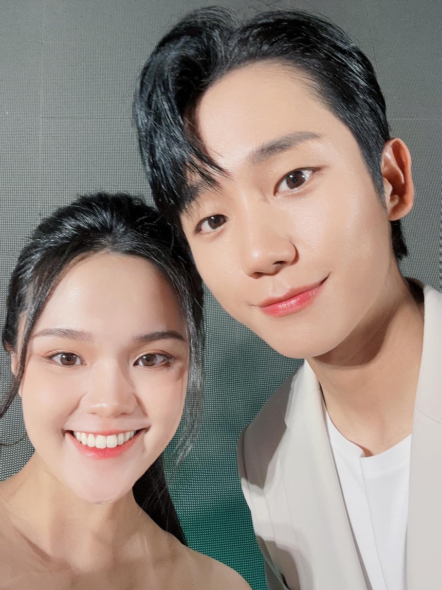 Quỳnh Anh bất ngờ chung khung hình với Jung Hae In, Duy Mạnh ghen với diễn viên điển trai Hàn Quốc - Ảnh 1. Quỳnh Anh bất ngờ chung khung hình với Jung Hae In, Duy Mạnh ghen với diễn viên điển trai Hàn Quốc - Ảnh 1.