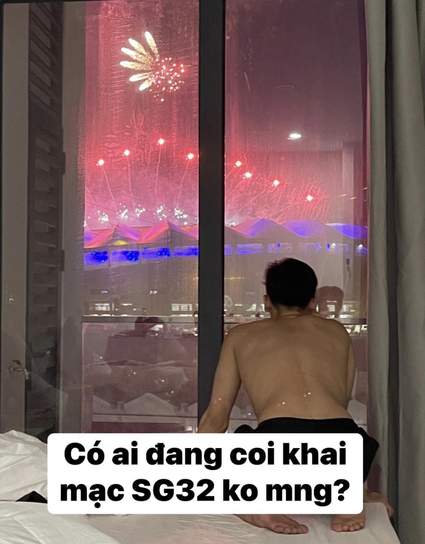 Độc lạ phong cách xem khai mạc SEA Games 32 của hotboy tuyển bơi Việt Nam - Ảnh 1. Độc lạ phong cách xem khai mạc SEA Games 32 của hotboy tuyển bơi Việt Nam - Ảnh 1.