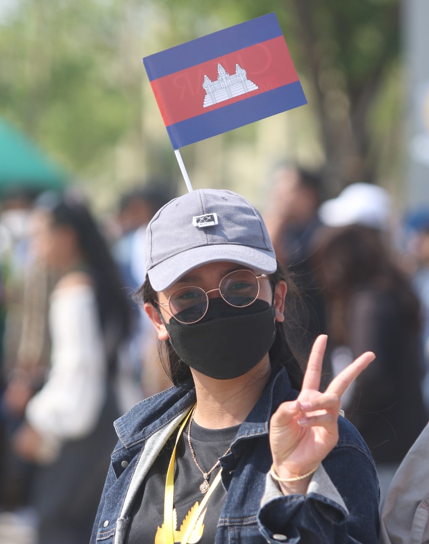 SEA Games 32: Choáng với cảnh CĐV Campuchia đội nắng 40 độ, 'rồng rắn' chờ vào SVĐ nghìn tỷ xem khai mạc - Ảnh 6.