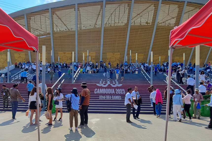 SEA Games 32: Choáng với cảnh CĐV Campuchia đội nắng 40 độ, 'rồng rắn' chờ vào SVĐ nghìn tỷ xem khai mạc - Ảnh 9.