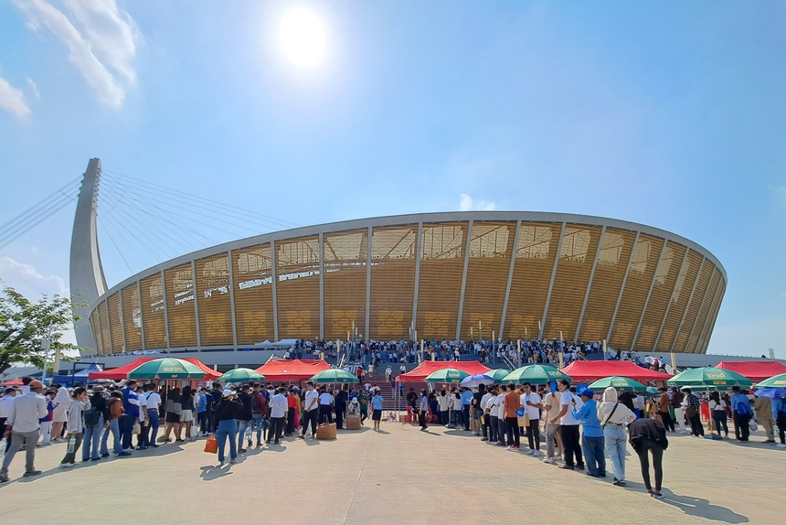 SEA Games 32: Choáng với cảnh CĐV Campuchia đội nắng 40 độ, 'rồng rắn' chờ vào SVĐ nghìn tỷ xem khai mạc - Ảnh 1.