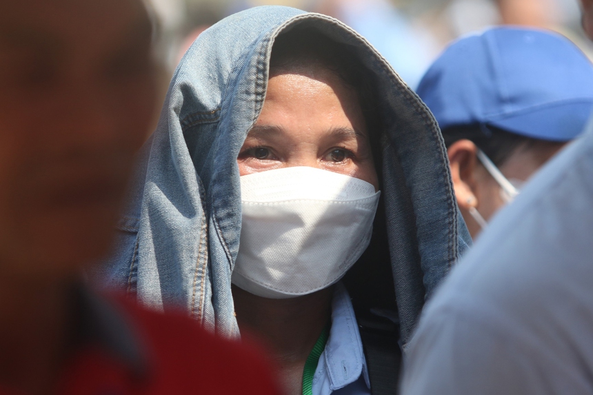 SEA Games 32: Choáng với cảnh CĐV Campuchia đội nắng 40 độ, 'rồng rắn' chờ vào SVĐ nghìn tỷ xem khai mạc - Ảnh 4.