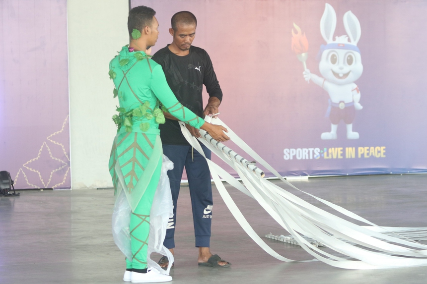 SEA Games 32: Choáng với cảnh CĐV Campuchia đội nắng 40 độ, 'rồng rắn' chờ vào SVĐ nghìn tỷ xem khai mạc - Ảnh 8.