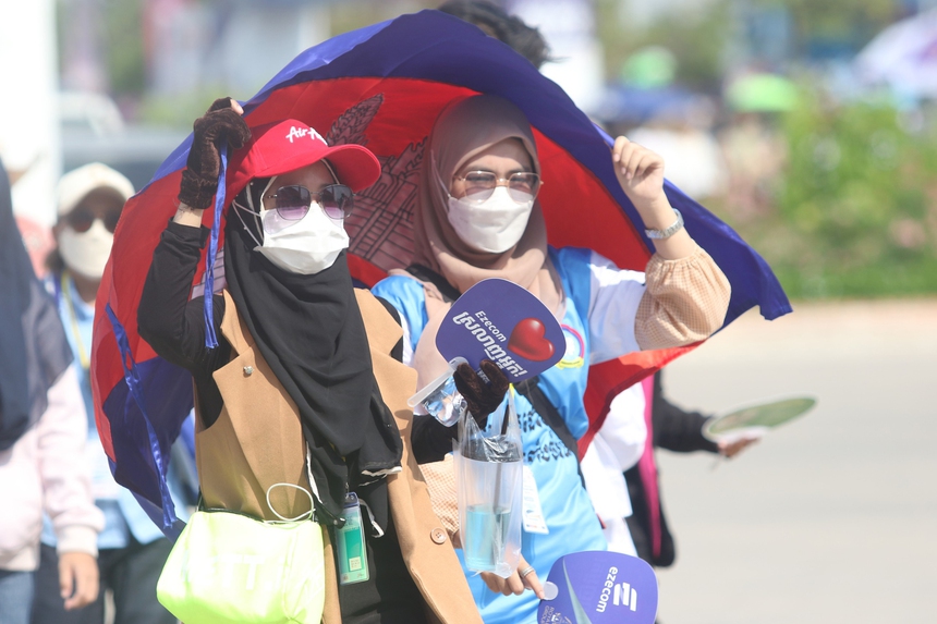 SEA Games 32: Choáng với cảnh CĐV Campuchia đội nắng 40 độ, 'rồng rắn' chờ vào SVĐ nghìn tỷ xem khai mạc - Ảnh 3.