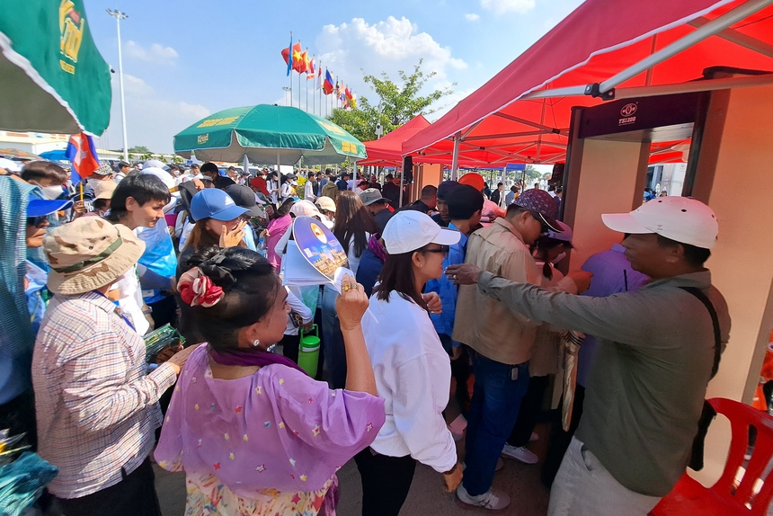 SEA Games 32: Choáng với cảnh CĐV Campuchia đội nắng 40 độ, 'rồng rắn' chờ vào SVĐ nghìn tỷ xem khai mạc - Ảnh 2.