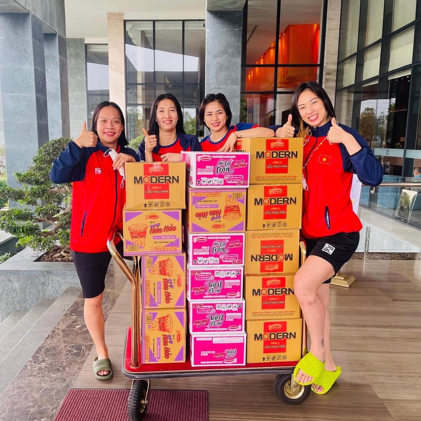 Tuyển bóng chuyền nữ Việt Nam chất đầy xe đẩy mì tôm lên đường sang Campuchia, sẵn sàng cho SEA Games 32 - Ảnh 2.