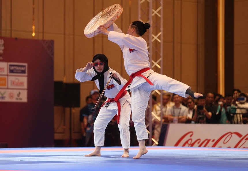 Hai nữ VĐV jiujitsu Việt Nam mang nón quai thao, khăn mỏ quạ lên sàn diễn SEA Games 32 - Ảnh 2.