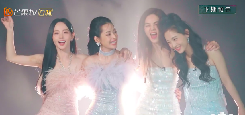 Chi Pu lộ tạo hình diễn See Tình ở show Trung Quốc: Visual sáng bừng khỏi cần 'rọi đèn pin'! - Ảnh 3.