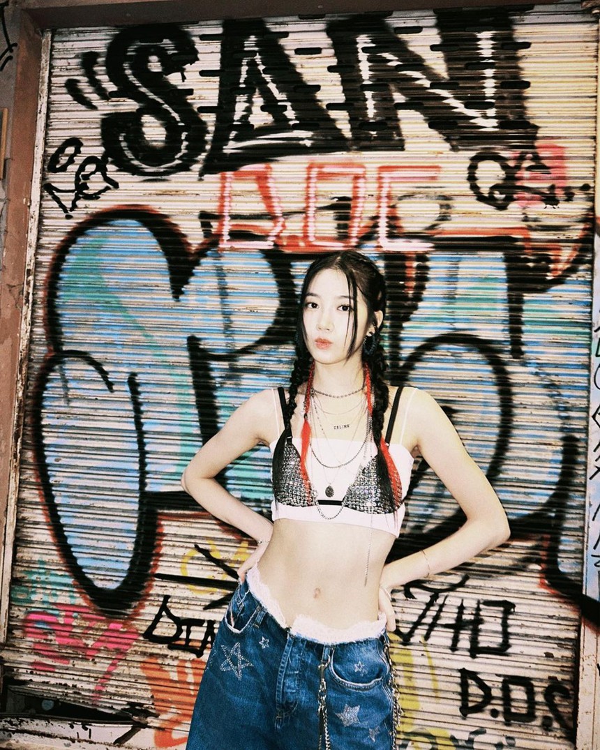 Mỹ nữ gen 4 nhận 'gạch đá' vì lối ăn mặc kém duyên, ngang nhiên diện bra bé chỉ bằng nắm tay khiến netizen phẫn nộ - Ảnh 3.