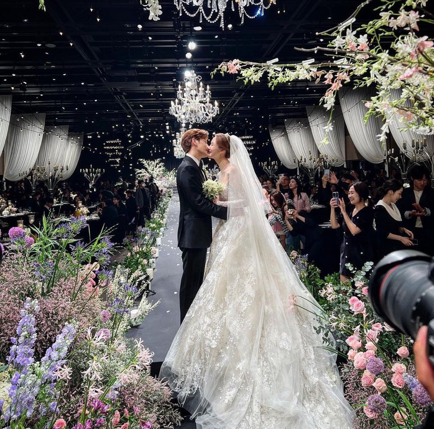 Lee Da Hae - Se7en chính thức lộ diện trong hôn lễ: Cô dâu khóc nức nở, cặp đôi hôn nhau như phim tình cảm - Ảnh 2. Lee Da Hae - Se7en chính thức lộ diện trong hôn lễ: Cô dâu khóc nức nở, cặp đôi hôn nhau như phim tình cảm - Ảnh 2.