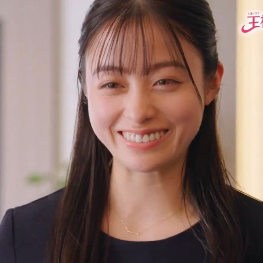 Cùng là bóng dầu: Sao Hàn có đam mê với da glowy, còn sao Nhật lại có 'chấp niệm' với mái tóc dầu nhìn như bết rệt - Ảnh 3.