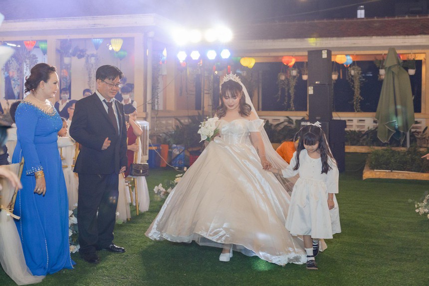 Đám cưới sau đám hỏi cả thập kỉ: Cô dâu tự tay chuẩn bị tất cả, nghi lễ xuất hiện 2 nhân vật vô cùng đặc biệt - Ảnh 8.
