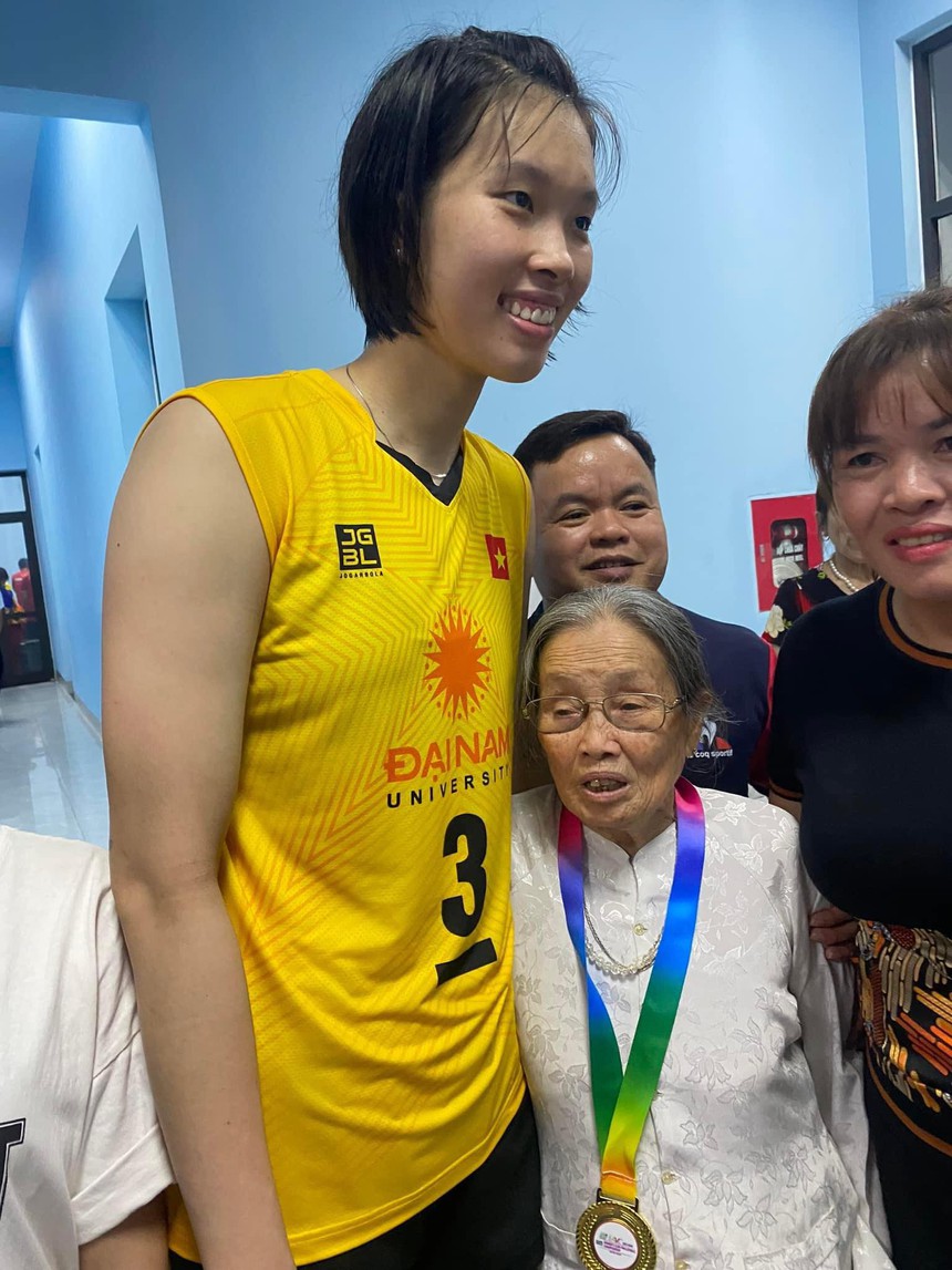 Xúc động hình ảnh chủ công Thanh Thúy trao lại Huy chương Vàng cho bà ngoại đáng kính - Ảnh 2.