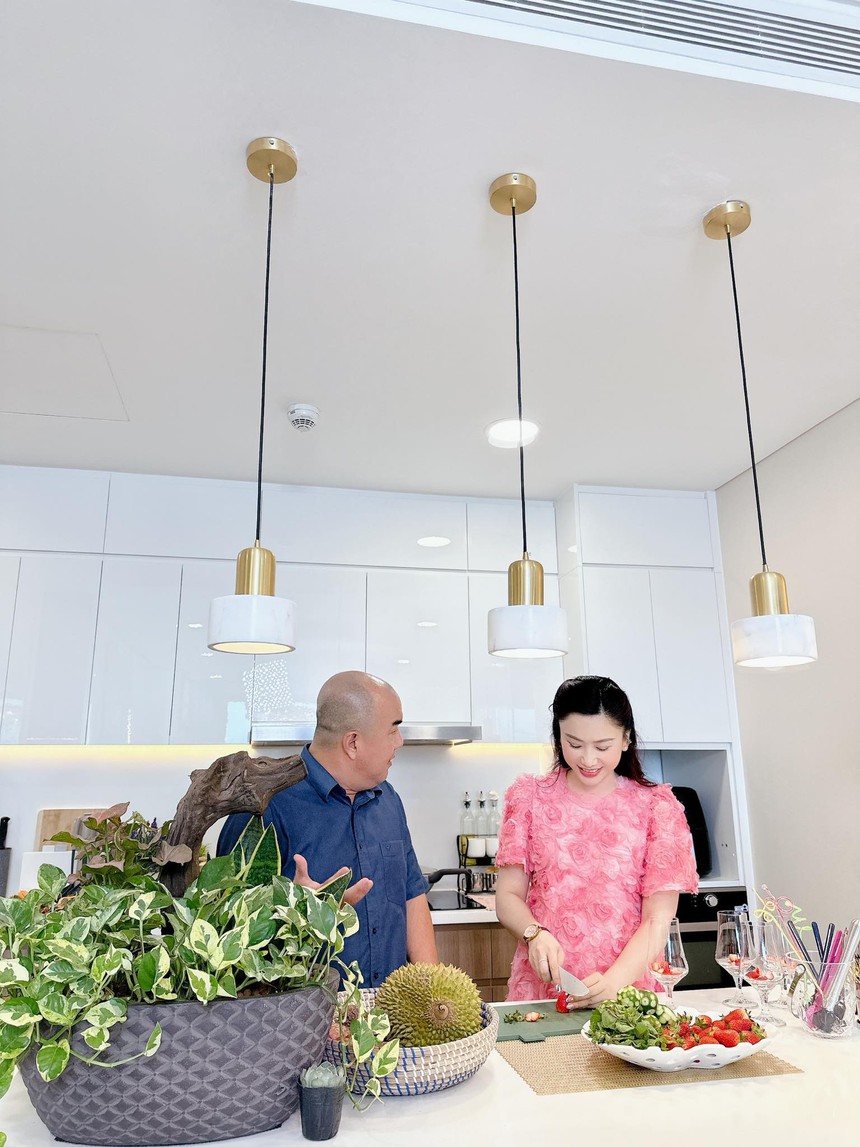 Không gian sống triệu đô của MC nổi tiếng nhất miền Tây và mối quan hệ đặc biệt với ca sĩ Quốc Đại - Ảnh 3. Không gian sống triệu đô của MC nổi tiếng nhất miền Tây và mối quan hệ đặc biệt với ca sĩ Quốc Đại - Ảnh 3.