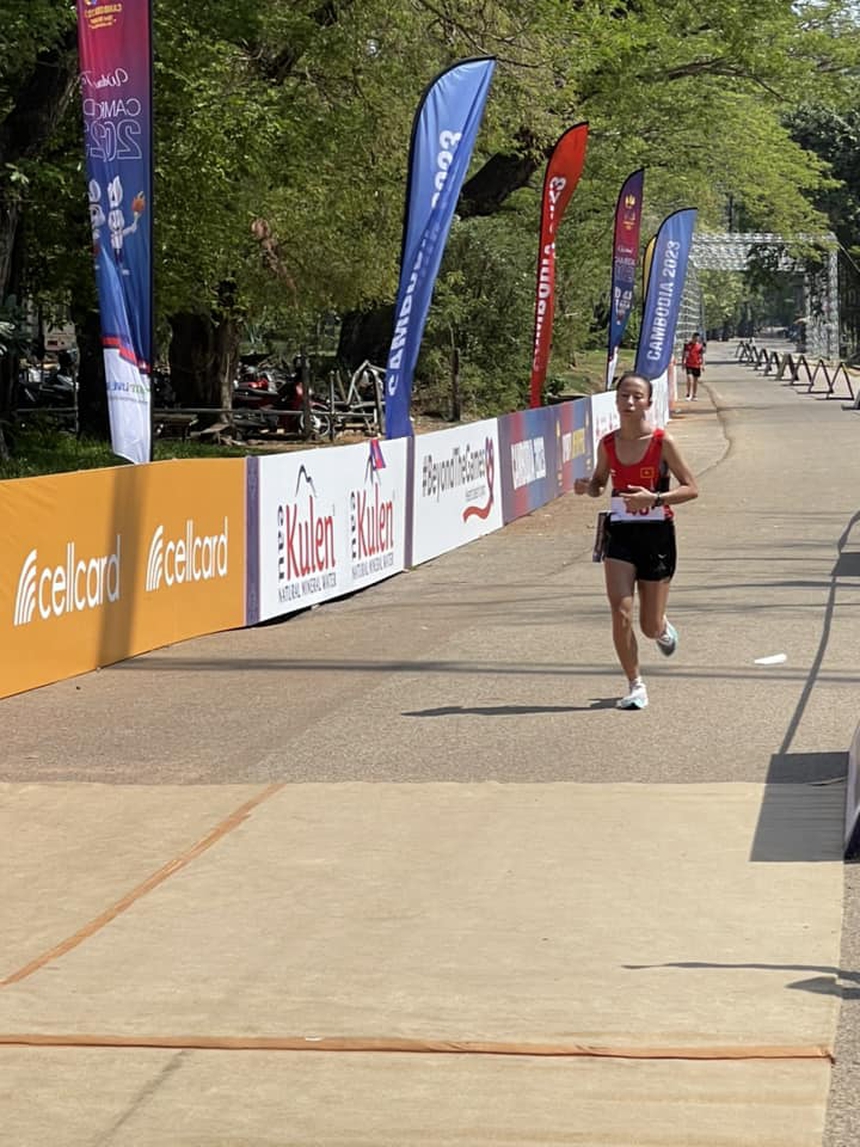 Nữ VĐV Việt Nam nỗ lực tới ngất xỉu khi về đích do sốc nhiệt ở SEA Games, CĐV cảm phục ý chí không bỏ cuộc - Ảnh 3.