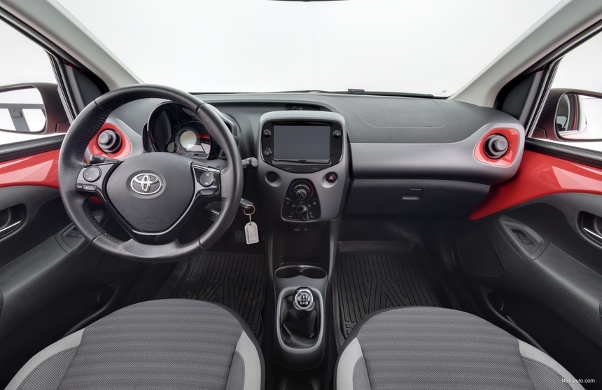 Xe Toyota lạ bắt gặp tại Việt Nam: Nhỏ hơn Wigo, cửa sổ vẫn mở tay dù giá mua mới ngang ngửa Corolla Cross - Ảnh 3. Xe Toyota lạ bắt gặp tại Việt Nam: Nhỏ hơn Wigo, cửa sổ vẫn mở tay dù giá mua mới ngang ngửa Corolla Cross - Ảnh 3.