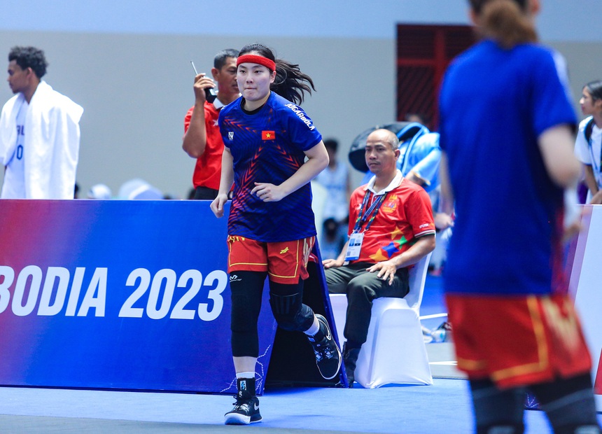 Chị em Thảo My, Thảo Vy vỡ òa cảm xúc khi bóng rổ Việt Nam tạo địa chấn trước Thái Lan, trả món nợ từ SEA Games 31 - Ảnh 2.