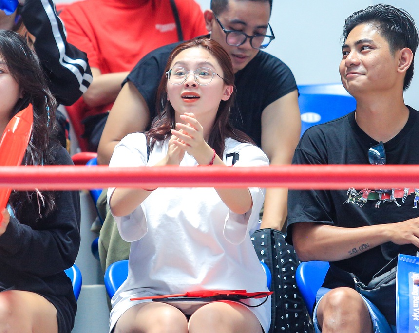 Hot tiktoker Hà 'mã tấu' cổ vũ cực sung, nhảy lên ăn mừng khi đội tuyển bóng rổ nữ Việt Nam thắng Thái Lan - Ảnh 2.