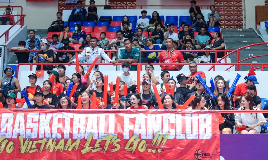 Hot tiktoker Hà 'mã tấu' cổ vũ cực sung, nhảy lên ăn mừng khi đội tuyển bóng rổ nữ Việt Nam thắng Thái Lan - Ảnh 11.