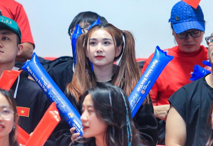 Hot tiktoker Hà 'mã tấu' cổ vũ cực sung, nhảy lên ăn mừng khi đội tuyển bóng rổ nữ Việt Nam thắng Thái Lan - Ảnh 7.