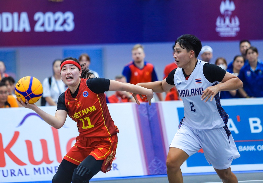 Chị em Thảo My, Thảo Vy vỡ òa cảm xúc khi bóng rổ Việt Nam tạo địa chấn trước Thái Lan, trả món nợ từ SEA Games 31 - Ảnh 4.