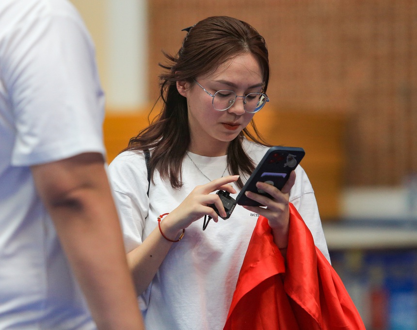 Hot tiktoker Hà 'mã tấu' cổ vũ cực sung, nhảy lên ăn mừng khi đội tuyển bóng rổ nữ Việt Nam thắng Thái Lan - Ảnh 1.