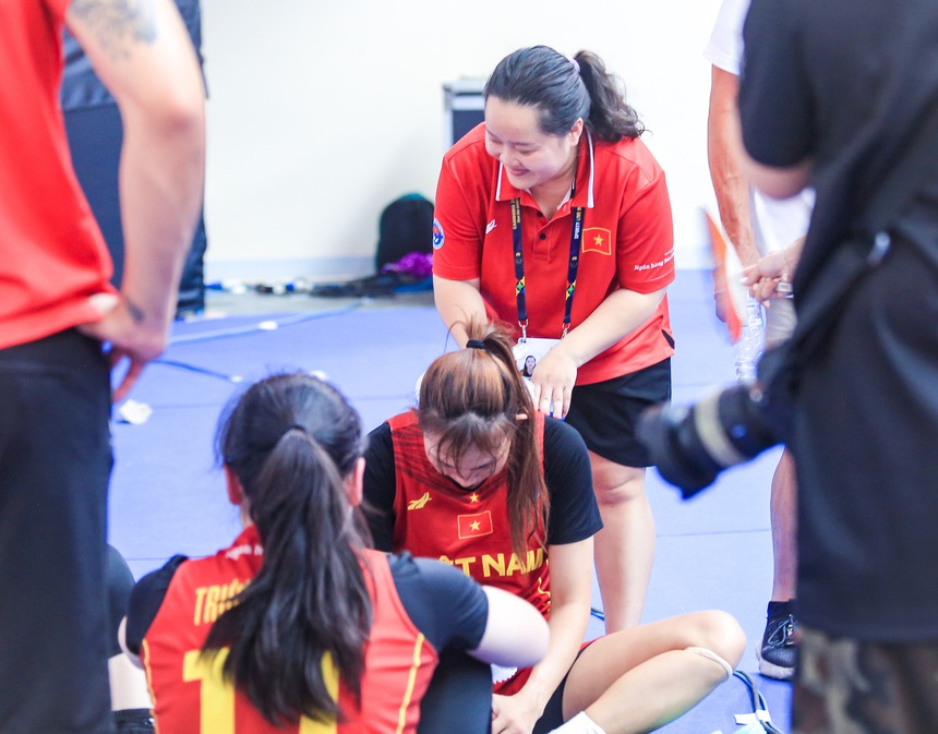 Chị em Thảo My, Thảo Vy vỡ òa cảm xúc khi bóng rổ Việt Nam tạo địa chấn trước Thái Lan, trả món nợ từ SEA Games 31 - Ảnh 11.