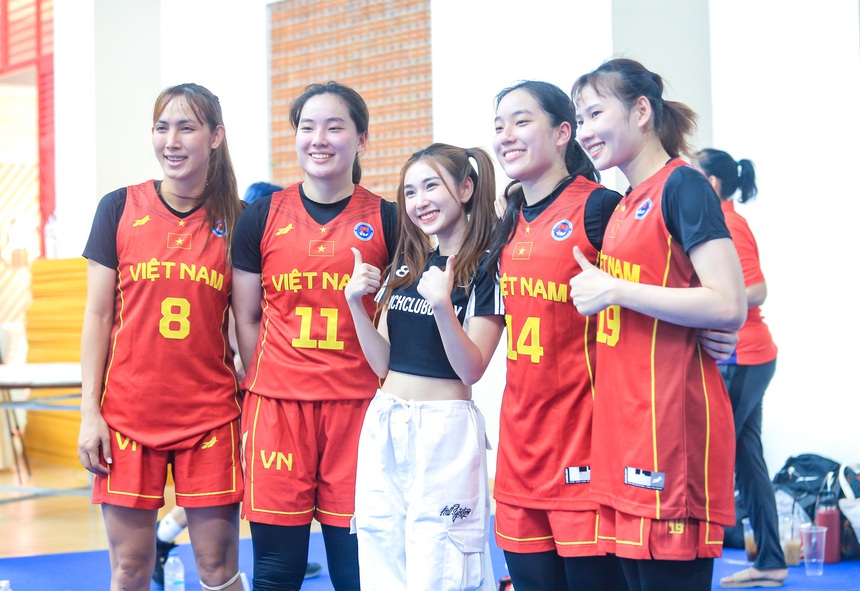 Hot tiktoker Hà 'mã tấu' cổ vũ cực sung, nhảy lên ăn mừng khi đội tuyển bóng rổ nữ Việt Nam thắng Thái Lan - Ảnh 8.