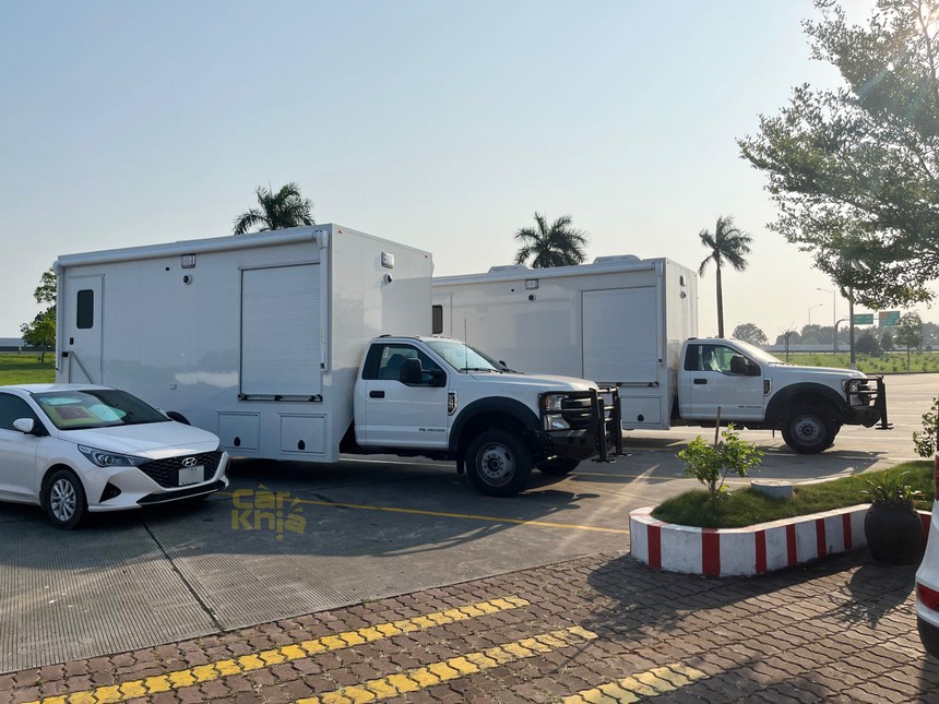 2 chiếc ‘siêu khủng long’ Ford F-550 lăn bánh tại Việt Nam: Riêng đầu xe dài gần bằng Morning, thùng sau làm thành nhà được - Ảnh 2. 2 chiếc ‘siêu khủng long’ Ford F-550 lăn bánh tại Việt Nam: Riêng đầu xe dài gần bằng Morning, thùng sau làm thành nhà được - Ảnh 2.