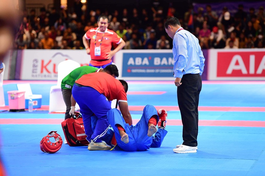 VĐV Việt Nam hạ knock-out khiến võ sĩ Lào trật cổ, trợ lý mắt rưng rưng dìu rời khỏi sàn đấu - Ảnh 2.